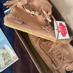Nib sz4 moccasin boots by Laurentian Chief Quebec